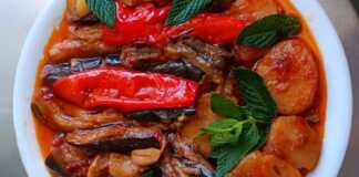 Μελιτζάνες με σάλτσα πιπεριές και πατάτες στην κατσαρόλα