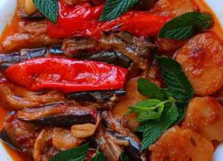 Μελιτζάνες με σάλτσα πιπεριές και πατάτες στην κατσαρόλα