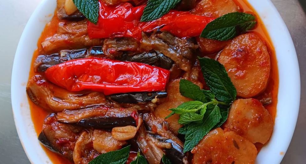 melitzanes patates piperies Μελιτζάνες με σάλτσα πιπεριές και πατάτες στην κατσαρόλα