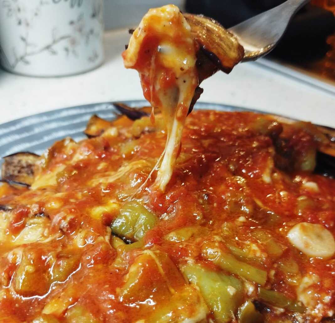 Μελιτζάνες με σάλτσα ντομάτας και γκούντα