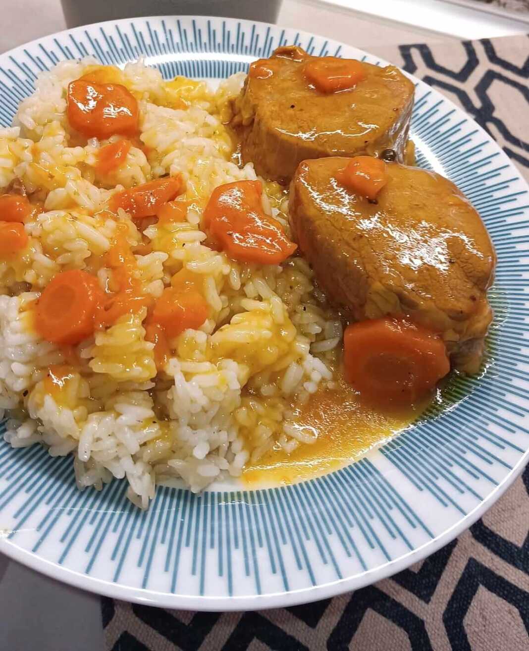 mosxaraki leponato me rizi Πιάτο με **Μοσχαράκι Λεμονάτο** και το ρυζάκι του φούρνου.