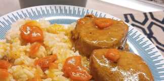 Πιάτο με **Μοσχαράκι Λεμονάτο** και το ρυζάκι του φούρνου.