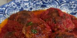 Μπιφτέκια με κόκκινη σάλτσα