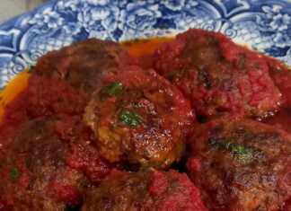 Μπιφτέκια με κόκκινη σάλτσα