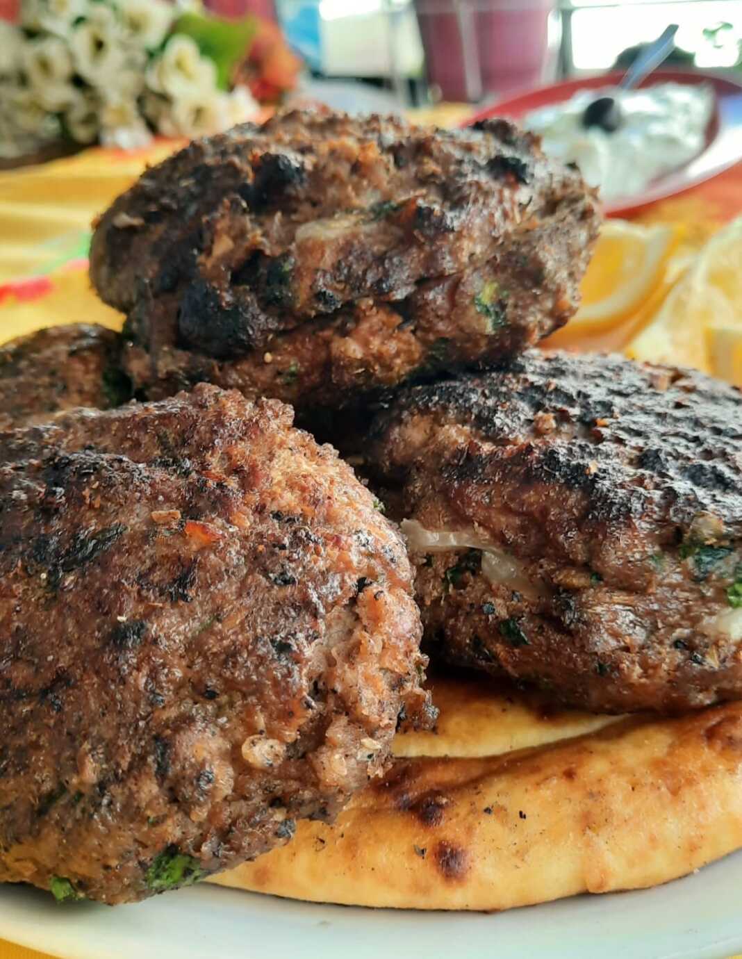 Mπιφτέκια στα κάρβουνα με κασέρι