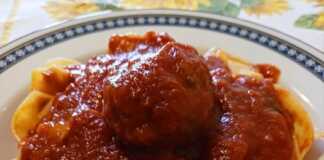 Κεφτεδάκια με Σάλτσα Ντομάτας και Παπαρδέλες