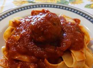 Κεφτεδάκια με Σάλτσα Ντομάτας και Παπαρδέλες