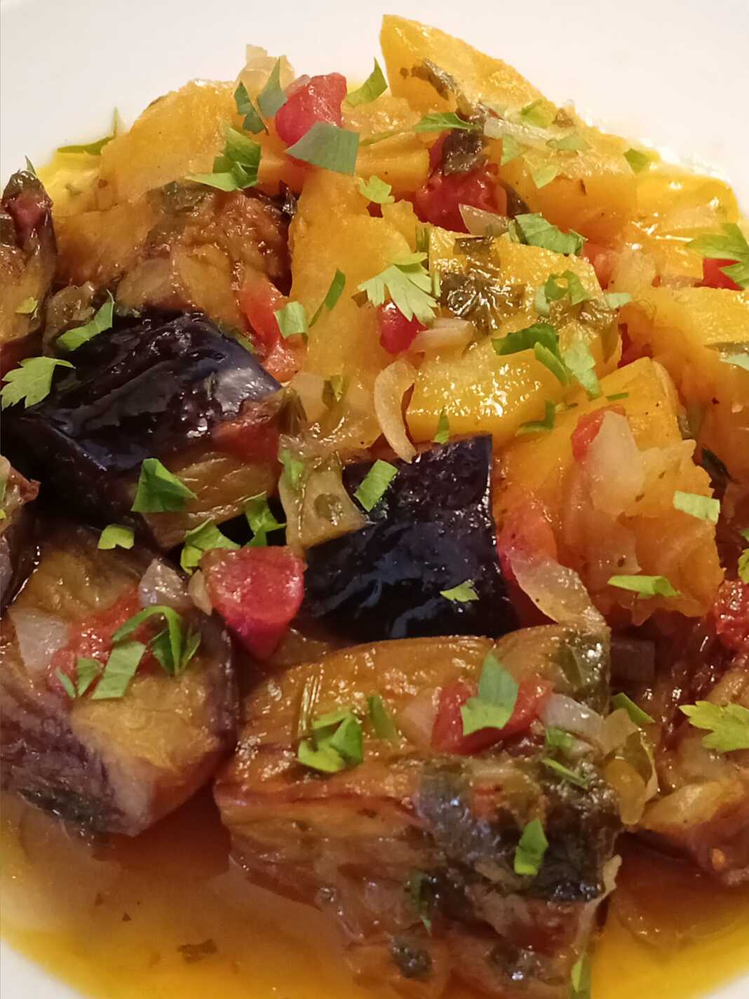 Πατατούλες γιαχνί με μελιτζάνες