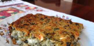 Μια χρυσαφένια πρασοτυρόπιτα χωρίς φύλλο σε ένα ταψί.