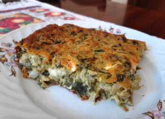 Μια χρυσαφένια πρασοτυρόπιτα χωρίς φύλλο σε ένα ταψί.