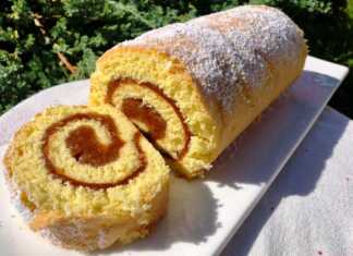 Ένα καλοσχηματισμένο ρολό με γέμιση από μελωμένα τριμμένα μήλα και καρύδια πασπαλισμένο με άχνη ζάχαρη και κομμένο σε φέτες