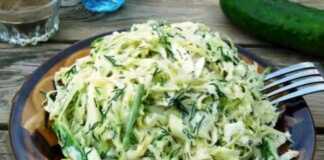 Σαλάτα Λάχανο με Αγγούρι** με το ιδιαίτερο ντρέσινγκ, σερβιρισμένη σε μπολ