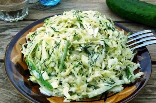 salata laxano agkouri1 Σαλάτα Λάχανο με Αγγούρι** με το ιδιαίτερο ντρέσινγκ, σερβιρισμένη σε μπολ