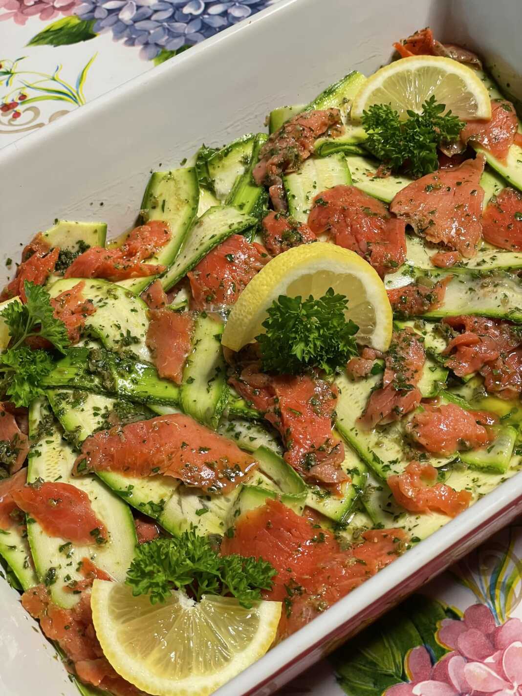 σαλάτα με κολοκυθάκια και καπνιστό σολομό