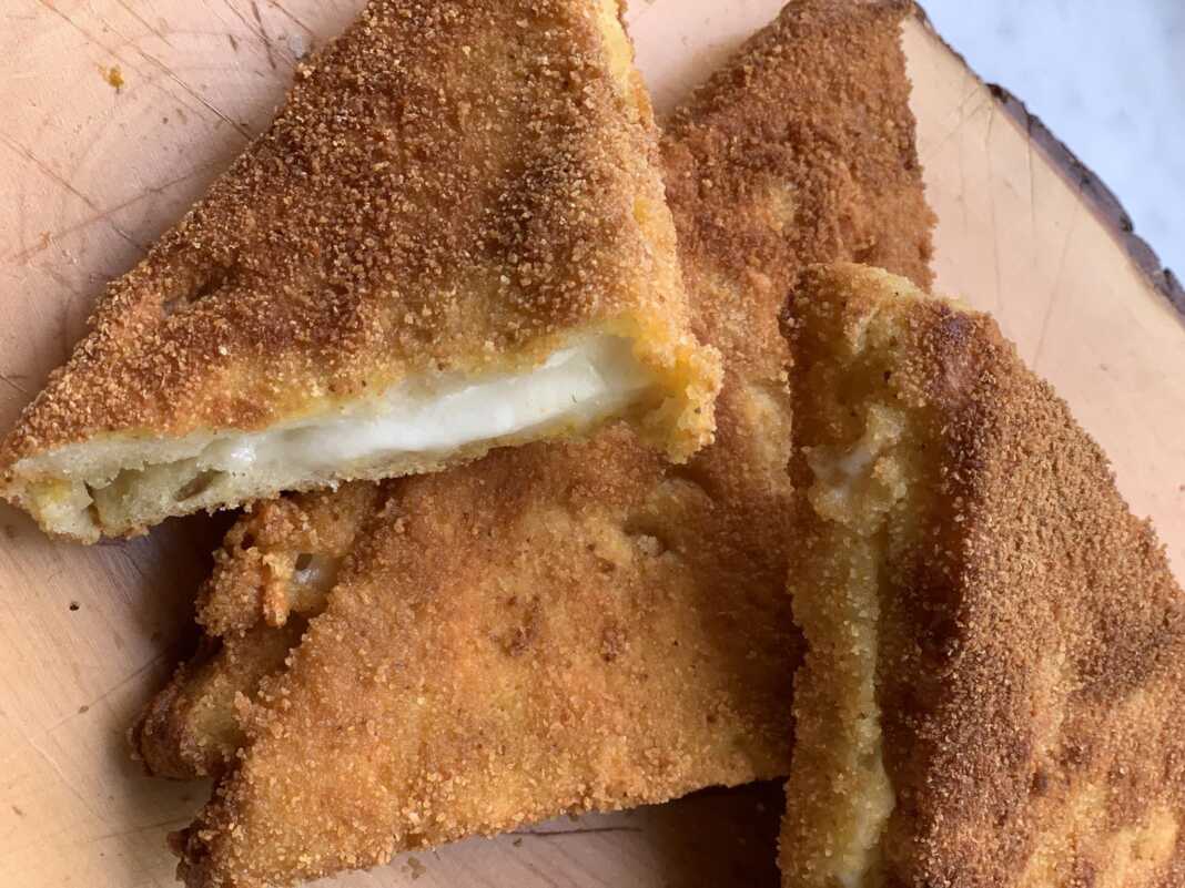 ψωμί του τοστ γεμιστό με λιωμένη μοτσαρέλλα