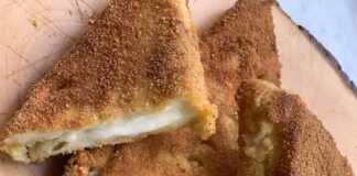 ψωμί του τοστ γεμιστό με λιωμένη μοτσαρέλλα