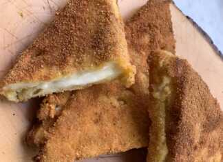 ψωμί του τοστ γεμιστό με λιωμένη μοτσαρέλλα