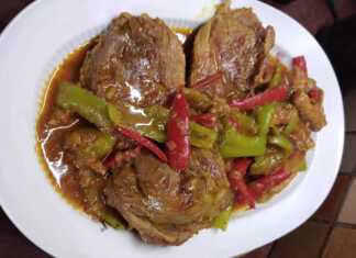 Πιάτο με χοιρινή σπάλα στην κατσαρόλα, σερβιρισμένο με την αρωματική σάλτσα του