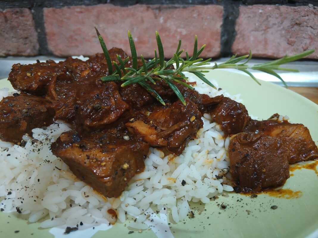 xoirino kokkinisti petimezi Χοιρινό Κοκκινιστό με Πετιμέζι