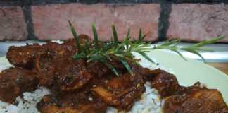 Χοιρινό Κοκκινιστό με Πετιμέζι