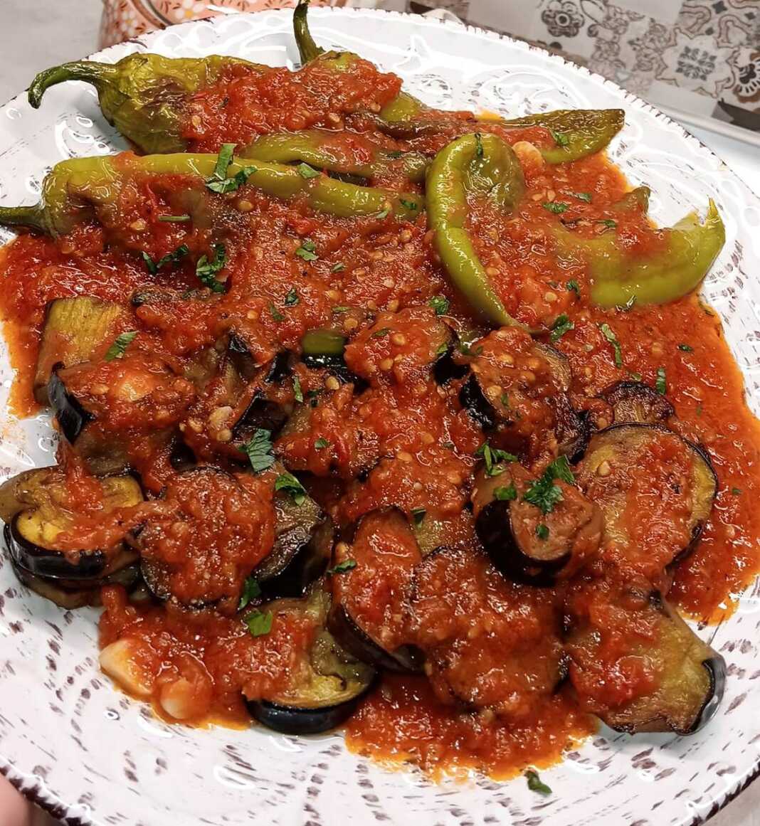 Μελιτζάνες και πιπεριές με σάλτσα ντομάτας