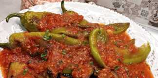 Μελιτζάνες και πιπεριές με σάλτσα ντομάτας