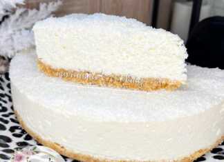 Λαχταριστό cheesecake καρύδας με λευκή κρέμα και τριμμένη καρύδα, σερβιρισμένο σε πιατέλα.