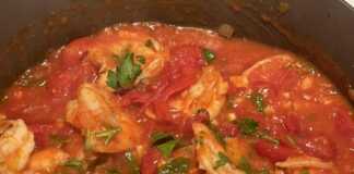 γαρίδες με κρεμμύδι και ντομάτα