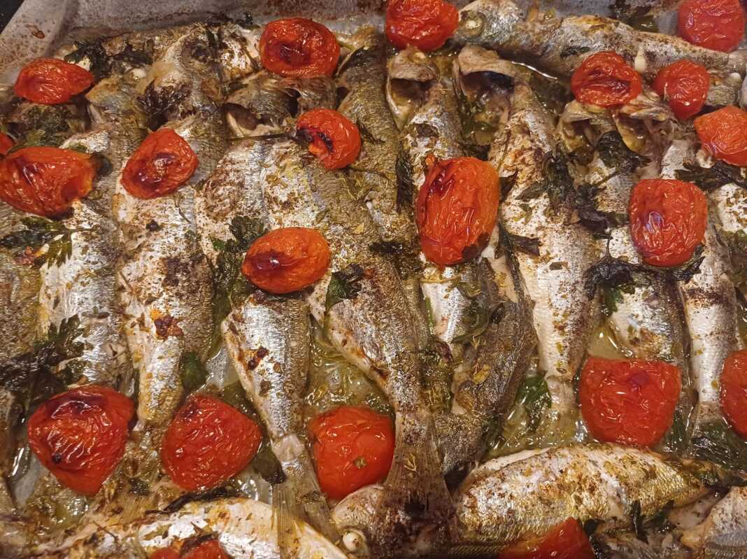 Γόπες στη Λαδόκολλα με Ντοματίνια