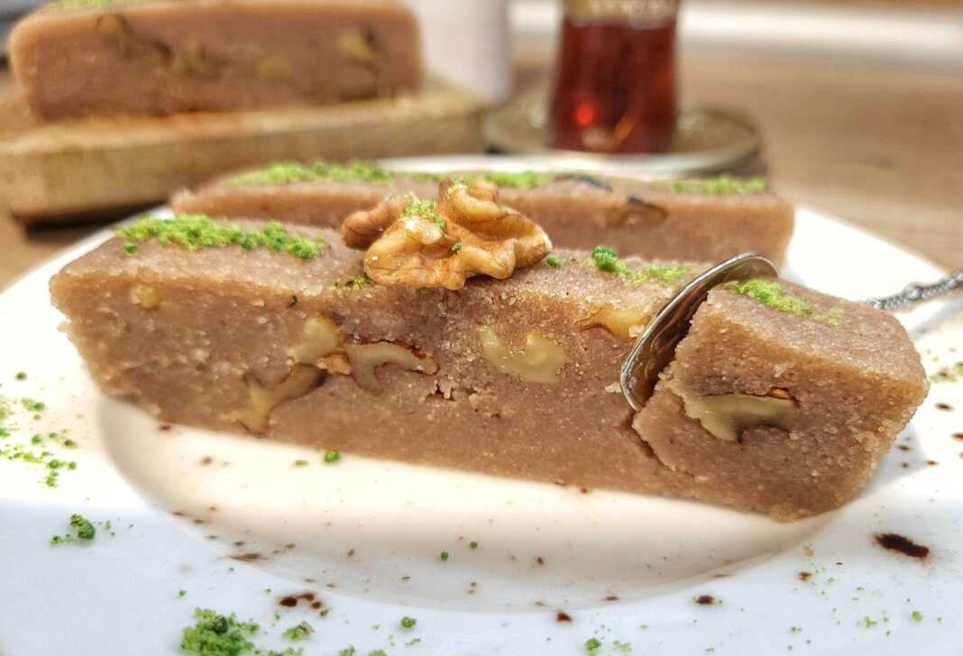 σιμιγδαλένιος χαλβάς με καρύδια