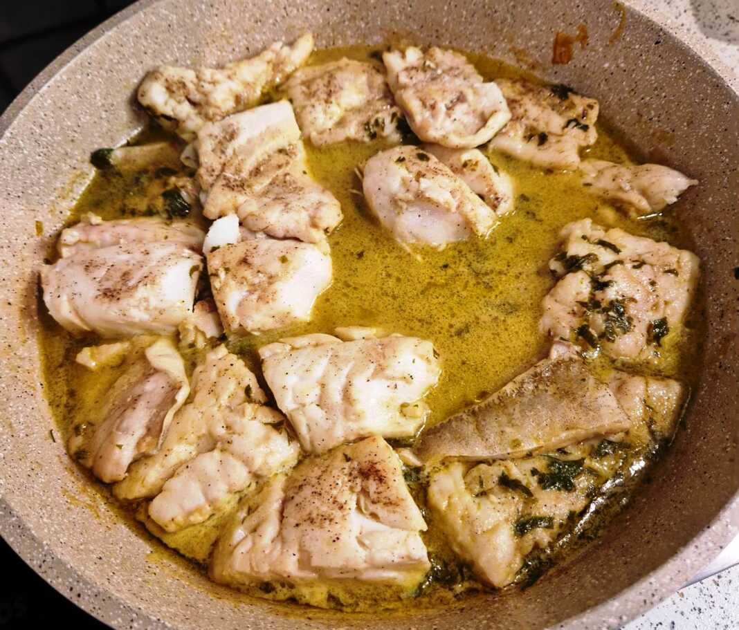 μπακαλιάρος με λεμόνι λάδι κρασί και μυρωδικά