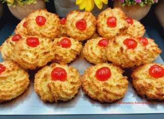 Αφράτες καρύδες με κερασάκι.