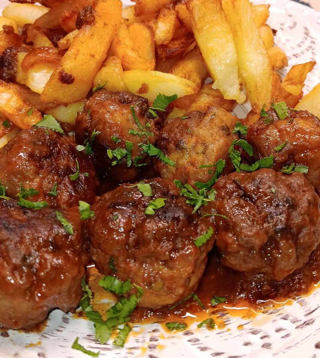 Κεφτεδάκια με Σάλτσα Ντομάτας