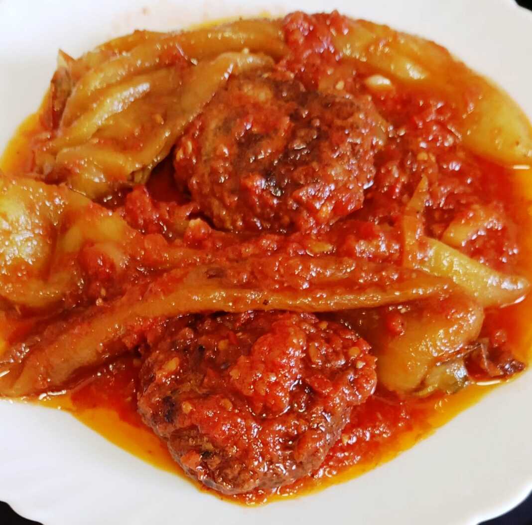 keftedes me piperies kokkinistes Πιπεριές Κέρατο με Κεφτέδες σε Σάλτσα