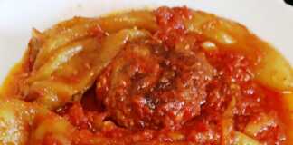 Πιπεριές Κέρατο με Κεφτέδες σε Σάλτσα