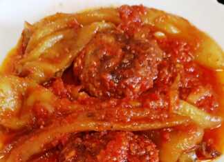 Πιπεριές Κέρατο με Κεφτέδες σε Σάλτσα