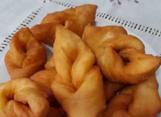 Ποντιακά ωτία (αυτιά) τηγανητά, πασπαλισμένα με ζάχαρη άχνη και κανέλα, σερβιρισμένα σε πιατέλα.