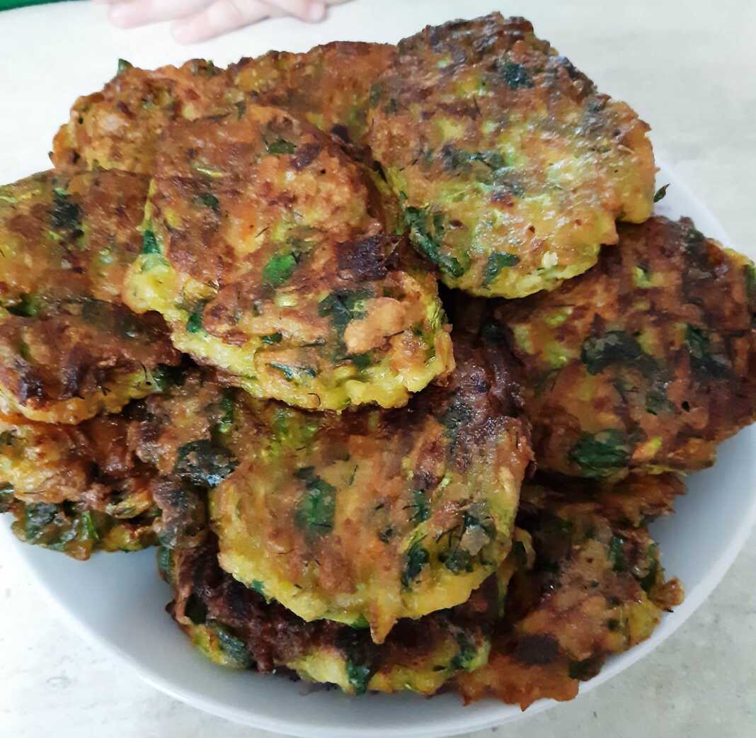 kolokithokeftedesSpanaki Κολοκυθοκεφτέδες με γιαούρτι και σπανάκι