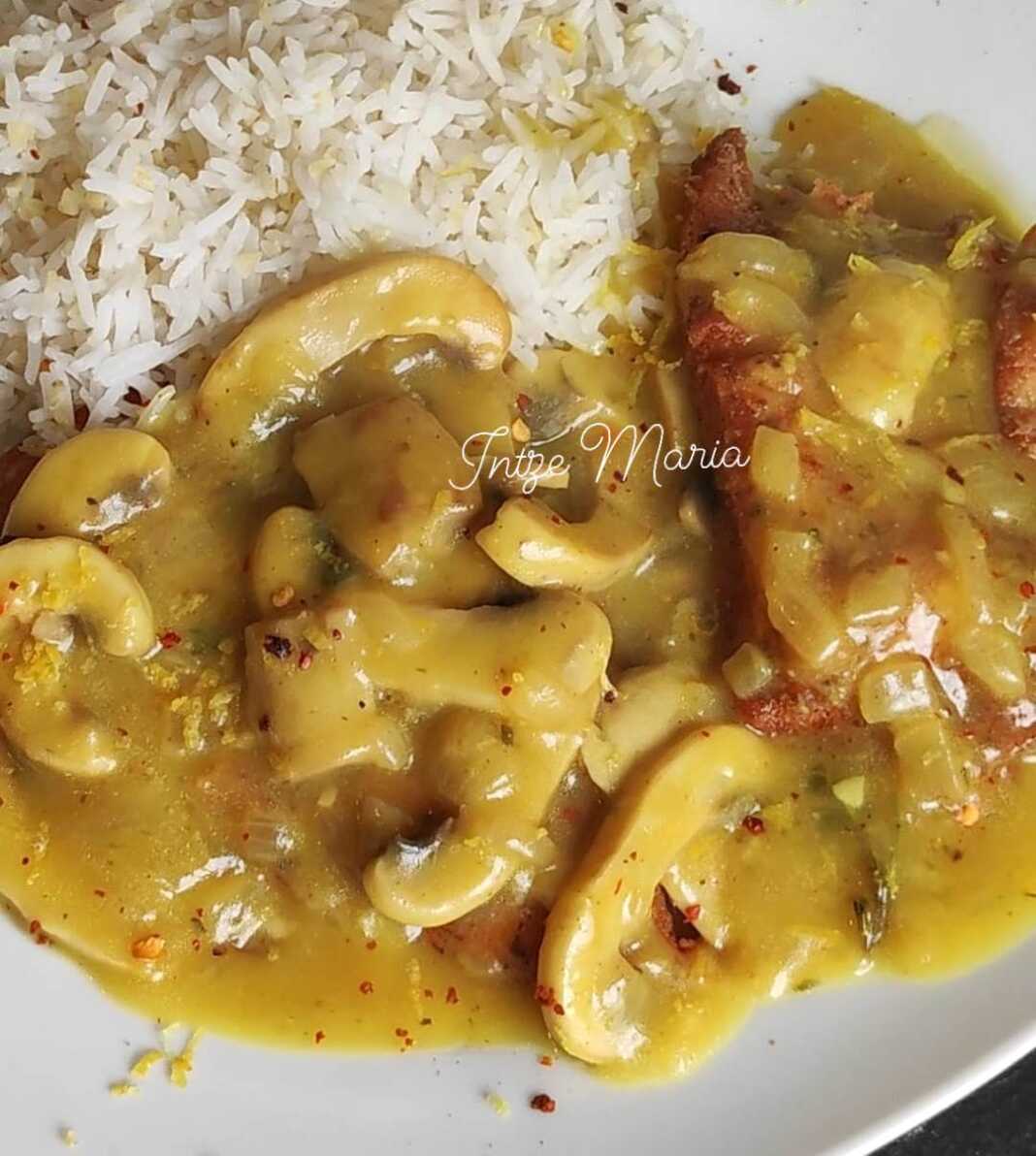 Φιλέτο κοτόπουλο με κουρκουμά και λευκή σάλτσα μανιταριών