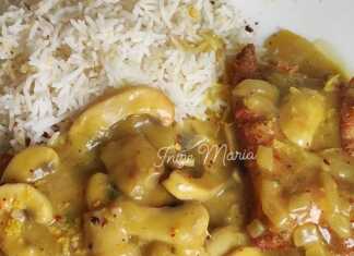 Τηγανητό φιλέτο κοτόπουλο, περιχυμένο με χρυσαφένια σάλτσα μανιταριών με κουρκουμά.