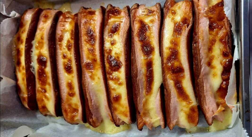 Λουκάνικα γεμιστά με τυριά