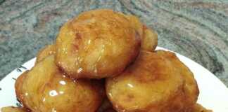 Αφράτοι **Λουκουμάδες με Μέλι** πασπαλισμένοι με κανέλα και καρύδι.