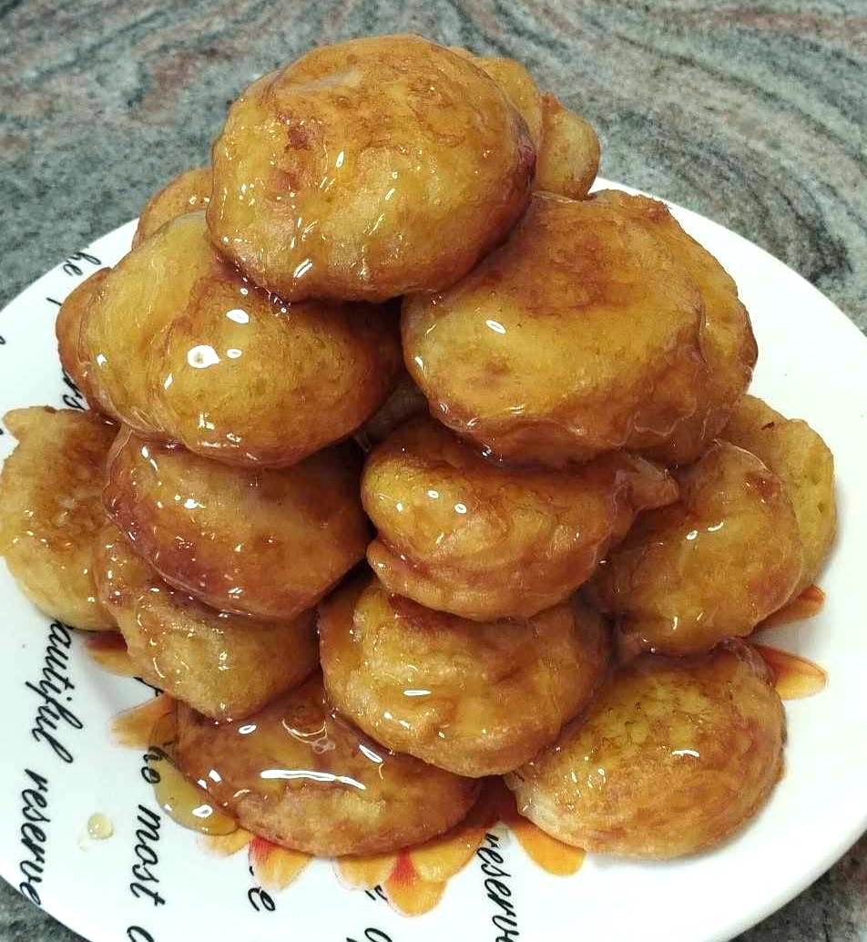 loukoymades me meli Αφράτοι **Λουκουμάδες με Μέλι** πασπαλισμένοι με κανέλα και καρύδι.