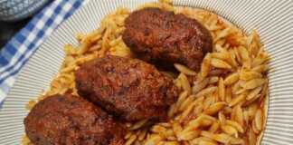 Μελωμένο Γιουβέτσι με Κεφτέδες, σερβιρισμένο σε πιάτο, με τριμμένο τυρί.