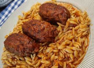 Μελωμένο Γιουβέτσι με Κεφτέδες, σερβιρισμένο σε πιάτο, με τριμμένο τυρί.