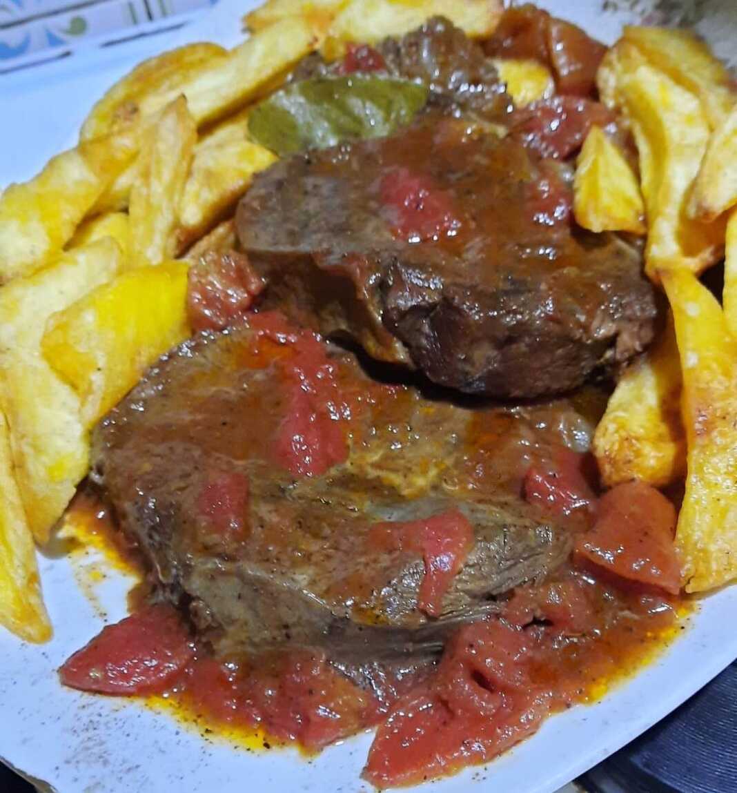 Μοσχάρι Κοκκινιστό με Τηγανητές Πατάτες