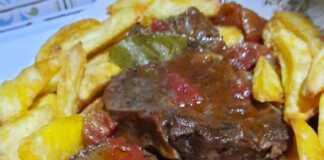 Μοσχάρι Κοκκινιστό με Τηγανητές Πατάτες