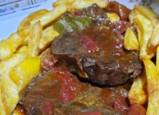 Μοσχάρι Κοκκινιστό με Τηγανητές Πατάτες