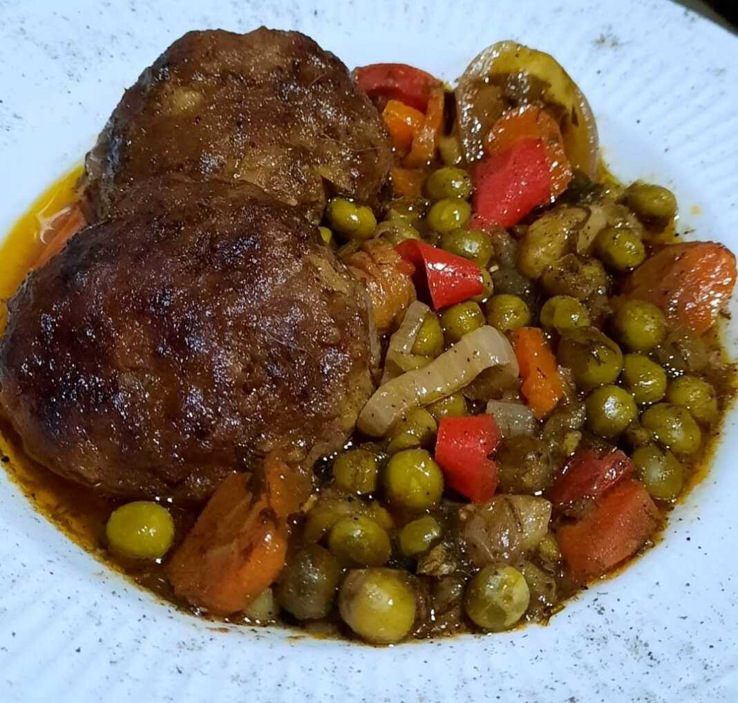 μπιφτέκια με αρακά