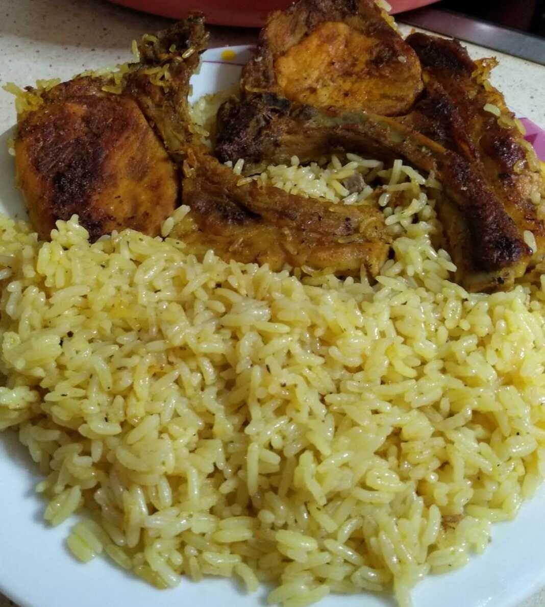 Ρύζι στο φούρνο με χοιρινές μπριζόλες